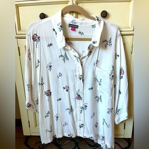 Vince Camuto button down blouse. Size XL